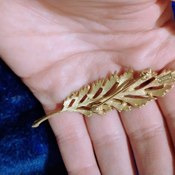 Vintage Trifari leaf brooch - Picture 2 of 2